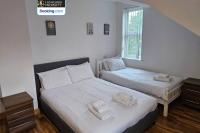 Spacious 3-Bedroom House Near Leeds City Centre By Homebird Property Management Short Lets & Serviced Accommodation Leeds With En-Suite Bathrooms & Free Parking - B&B