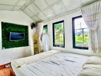 Habitación con cama extragrande y vistas al jardín 