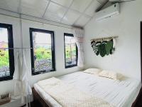 Habitación con cama extragrande y vistas al jardín 