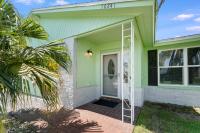 Palm Paradise with Private Pool by StayLage - B&B Largo