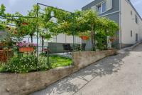 Apartments Lidija - sea view apartment with exclusive right of using hot tub or split level apartment with exclusive right of using pool - Chambres d’hôtes