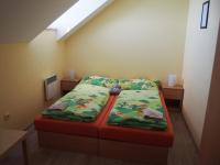 Deze driepersoonskamer heeft een gedeelde badkamer.