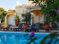 Beach villa Casa de Amanhã 450 mts to the beach with beautiful garden and heated saltwater pool - B&B Albufeira
