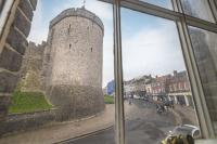 Opposite Windsor Castle, Center of town, Castle view 4 Bed Apartment, Sleeps up to 7, Consorts & Concubines - Ferienwohnung Windsor
