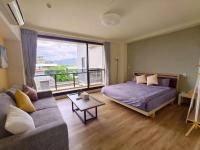 Habitación con cama grande y balcón