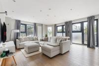 Luxury 2BR Apt with Terrace, Close to London Bridge - Perfect for Long Stays - B&B London