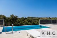 Leo's Red stone & White stone made villas, 2 villas with private pool in Karavados village - B&B Karavádhos