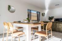 Modern 4Bedroom Canopy House in Greenbank with parking - B&B Greenbank