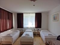 Dreibettzimmer mit Gartenblick