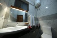 Zimmer mit Queensize-Bett und Balkon