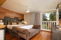 Habitación con cama grande