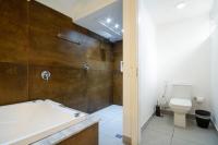 Zimmer mit Kingsize-Bett und Whirlpool