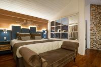 Habitación con cama extragrande y bañera de hidromasaje
