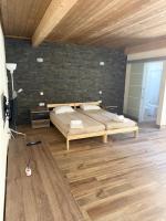 Studio mit Poolblick