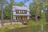 Lilypad Lodge - Private pond Hot Tub & Deck - B&B Broken Bow