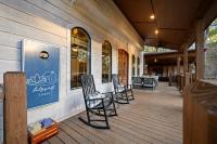 Lilypad Lodge - Private pond Hot Tub & Deck - B&B Broken Bow