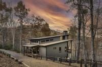 Modern Rustic Cabin with Sprawling Views and Hot Tub - B&B