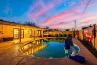 Scottsdale 4 Bedroom Vacation Home with Pool, Hot Tub, and Mini Golf Near Old Town and Dining! Great for Families! Near Airport! - Chambres d'hôtes Scottsdale