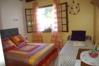 Habitación Triple con baño compartido (2 adultos y 1 niño)