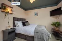 4 Bedroom House By Homebird Property Management Short Lets & Serviced Accommodation Leeds with Parking, Garden & Patio Area - B&B Leeds