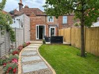 Modern Canterbury 3 Bedroom Townhouse - Pets Welcome & Free Parking - B&B Canterbury