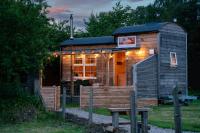 Ailsa- Enchanting Tiny House with wood burner and hot tub in Cairngorms - B&B Ballater