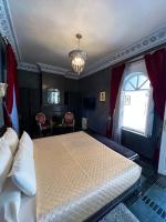 Zimmer mit Kingsize-Bett