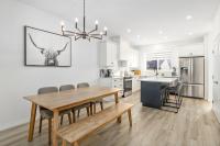 King Bed, AC, Fenced Yard, Family Friendly, 5 min South Health Campus - Bed and Breakfast Calgary