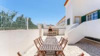 Serene Duplex House With Patio by LovelyStay - Chambres d'hôtes Vila Nova De Cacela