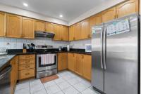 Cozy Family Home Netflix Backyard and Quiet Area - Chambres d’hôtes Mississauga