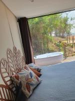 Container Beija-Flor com SPA e Cachoeira - Chambres d'hôtes Brotas