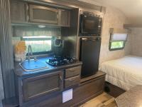 Charming WinnieTrailer with Cozy Private Patio Escape - Chambres d’hôtes Farmington