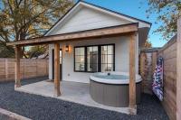 Alley Kat Guesthouse with private hot tub - B&B Fredericksburg