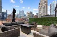 River North Private Deck With In and Out Parking - B&B Chicago