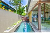 Fish on a Fence - Absolute Beachfront - B&B South Mission Beach