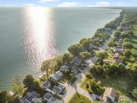 Birds Eye View on Erie with Hot Tub & Game Room - Chambres d’hôtes Leamington