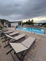 Access Zion & Bryce! Tiny Home with Rooftop Deck and Hot Tub - B&B Apple Valley