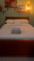 Anibare Bright & Spacious Private Home & Parking - B&B