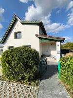 Modernes Ferienhaus mit 4 separaten Appartements, je mit vollausgestatteter Küchenzeile und eigenem Bad, 2 Gehminuten zum Badesee, Garten, Grillplatz, Kinderspielbereich, Hunde auf Anfrage willkommen - B&B Blumenholz