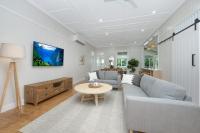 Grand 4BR Queenslander on Harold Sleeps 7 - B&B North Ward