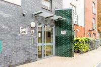 Modern Mile End Flat with Balcony & Terrace - B&B London