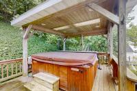 Steps to Crystal Lake! Group Getaway w/ Hot Tub - B&B Beulah