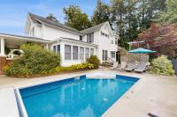 Steps to Crystal Lake! Group Getaway w/ Hot Tub - Ferienwohnung Beulah
