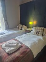 Tweepersoonskamer met 2 Aparte Bedden en Eigen Badkamer