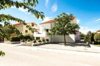 Apartment Sunny Spell with free parking and garden - Chambres d'hôtes Zadar