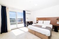 Bright Penthouse with Terrace - by HostMT - Chambres d’hôtes San Pawl il-Baħar
