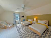 Beautiful House in the Woods, Huge Yard, Hot Tub - Chambres d'hôtes Great Barrington