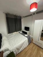 Budget Ensuit Room, Quiet Stay, East London, Fast WiFi, Steps Away From London Eye, Near Metro - B&B Londra