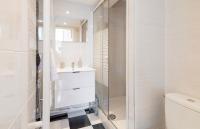 Le Haussman 4 places - Louis Pradel - Netflix - B&B Lione