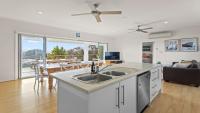 Endeavour View Is A Fantastic - A Modern, 4 Bedroom Holiday Home - Chambres d'hôtes Coffin Bay
